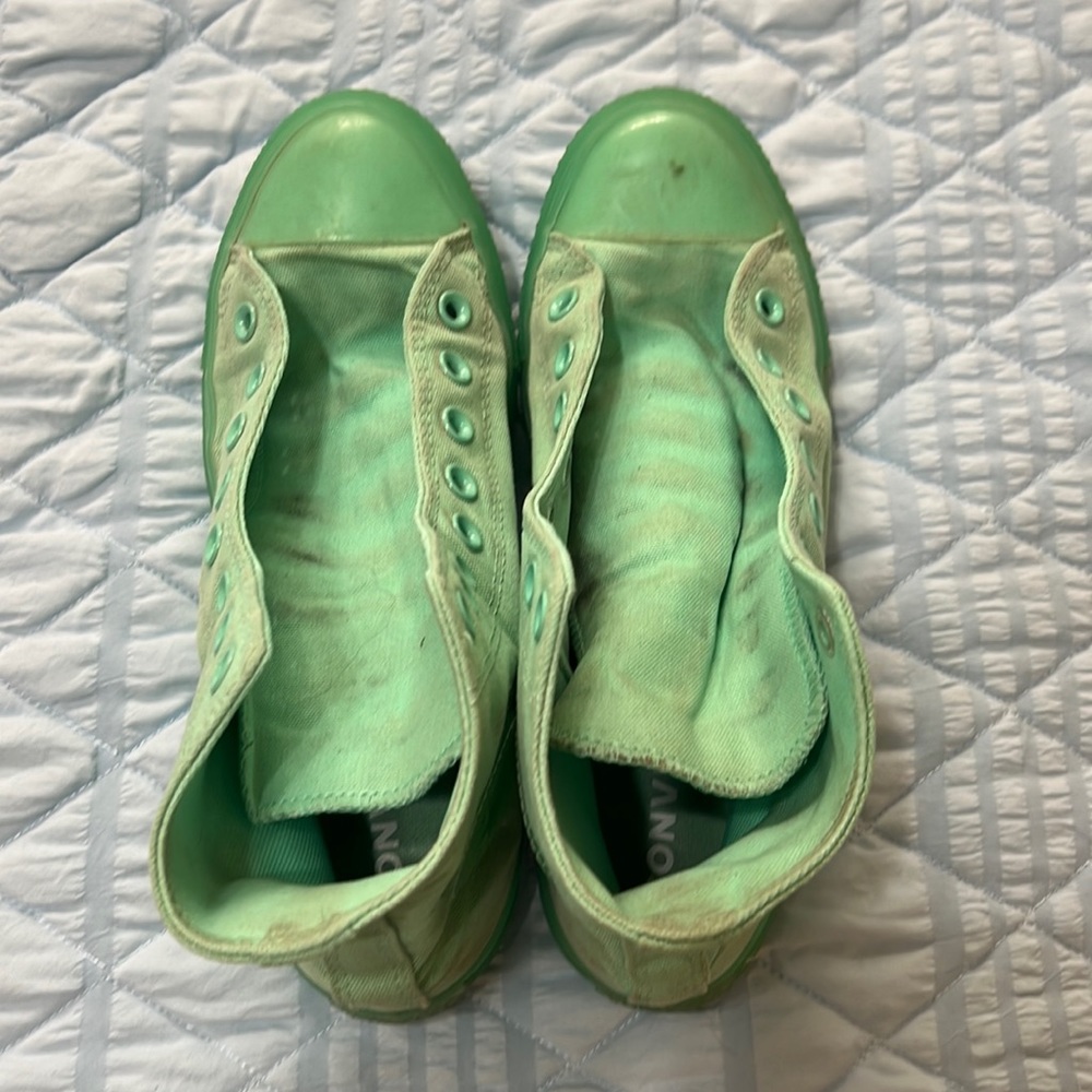Converse lace up high tops. Women’s size 9/ men’s size 7